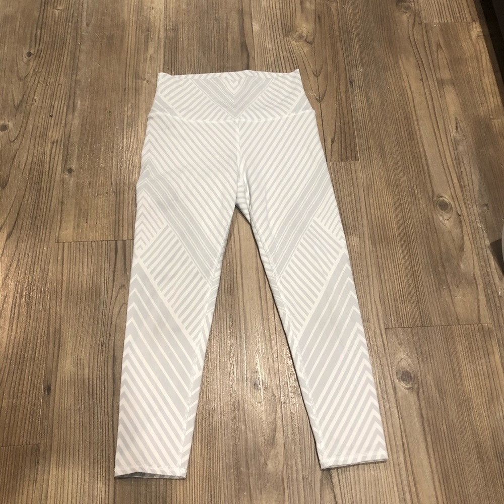 ALO Yoga white/grey Capri leggings